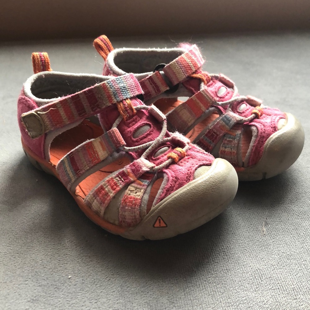 Size 6 toddler girl Keen sandals - VGUC